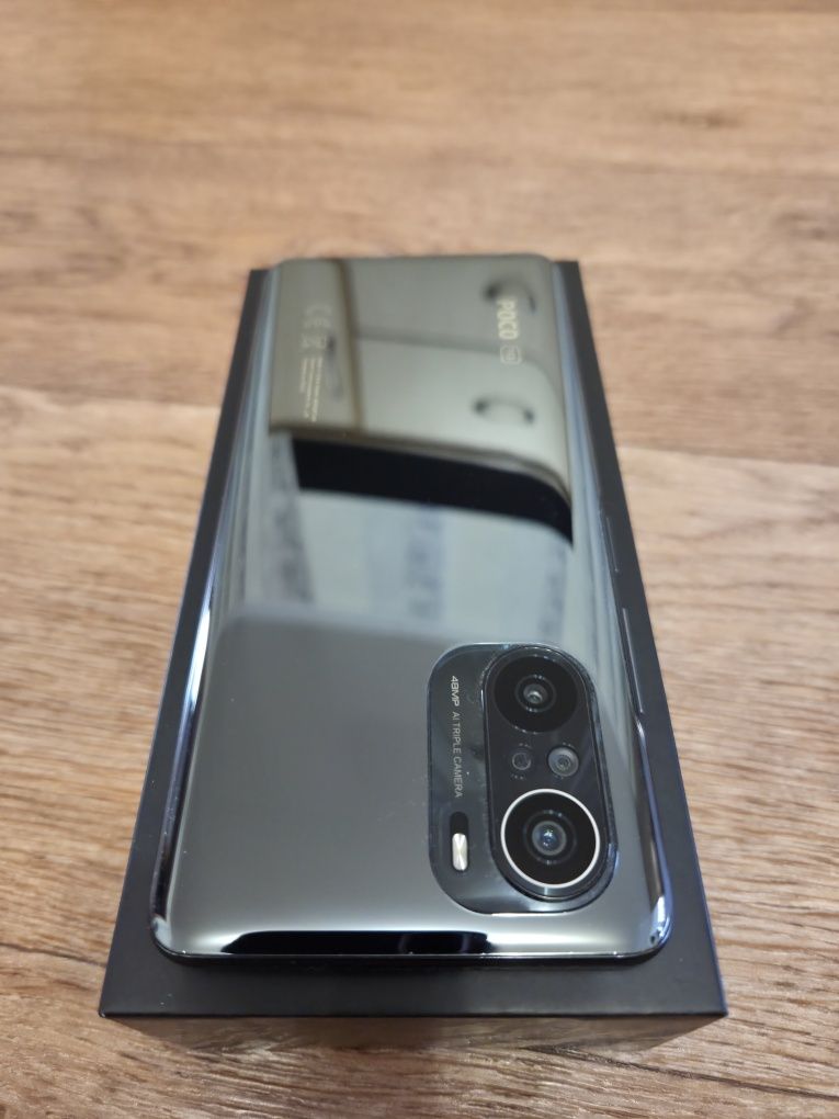 Смартфон Poco F3
