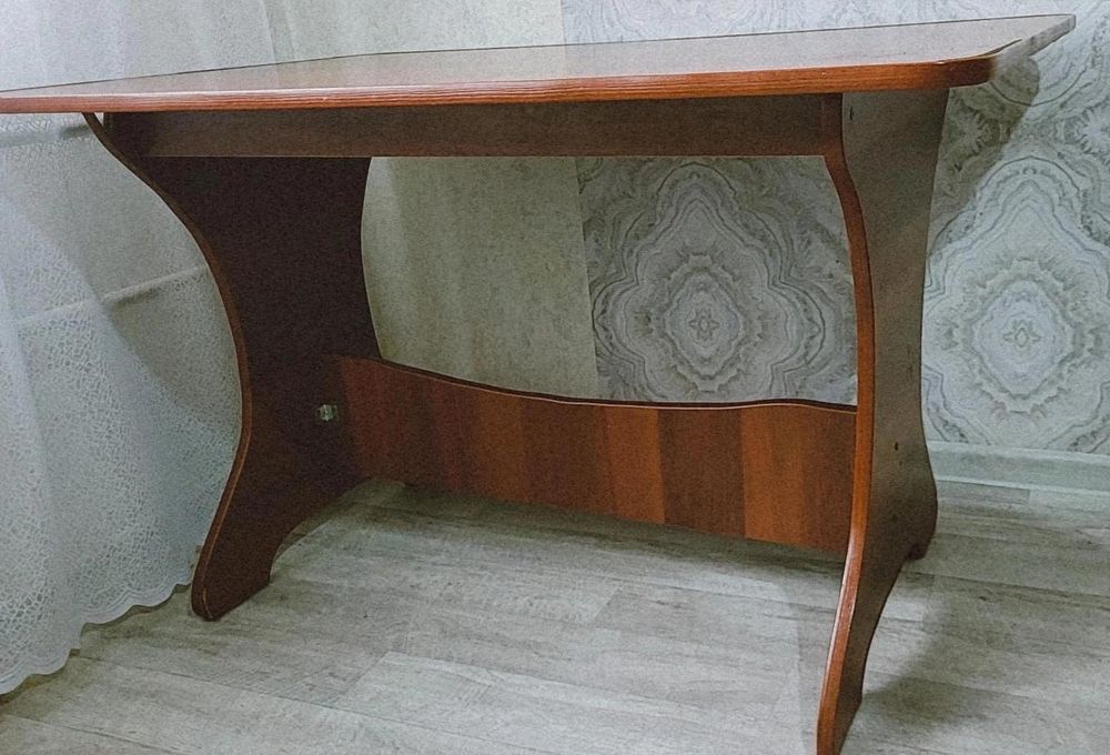 Продам кухонный стол