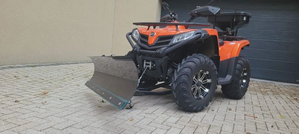 CF Moto CForce 450S ATV echipat cu lamă de deszăpezire și sărăriță