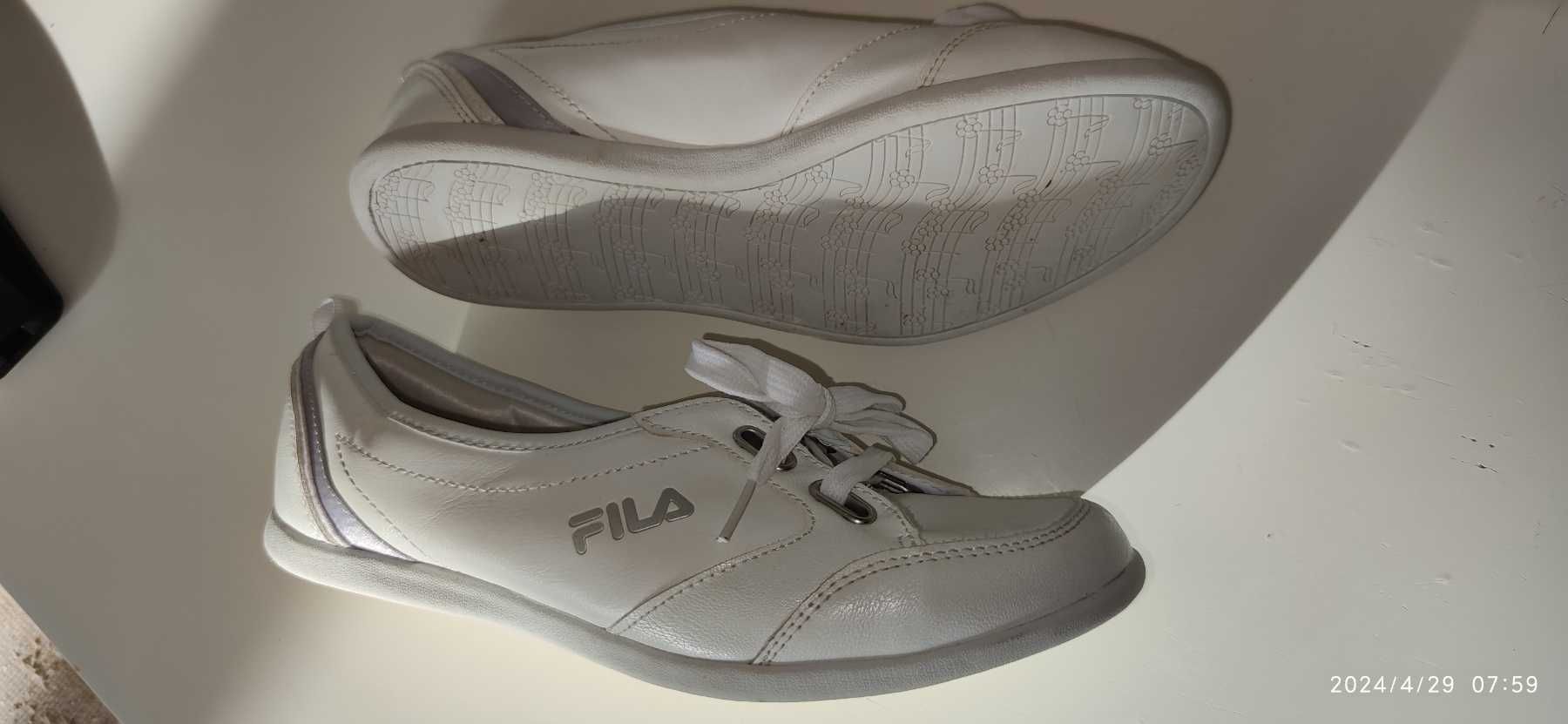 Изгодно дамски бели спортни обувки Fila в отлично състояние