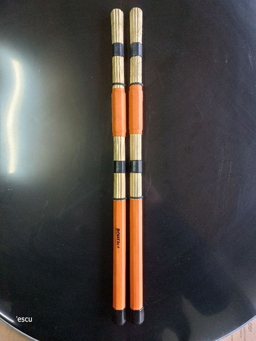 Fata rezonanță 22", bete acustice