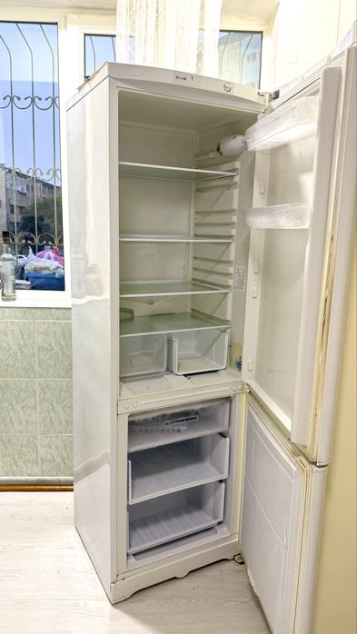 Продается холодильник индесит