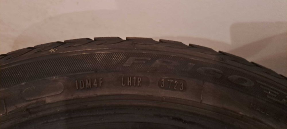 2 броя зимни гуми в отлично състояние - DEBICA, ДОТ 23