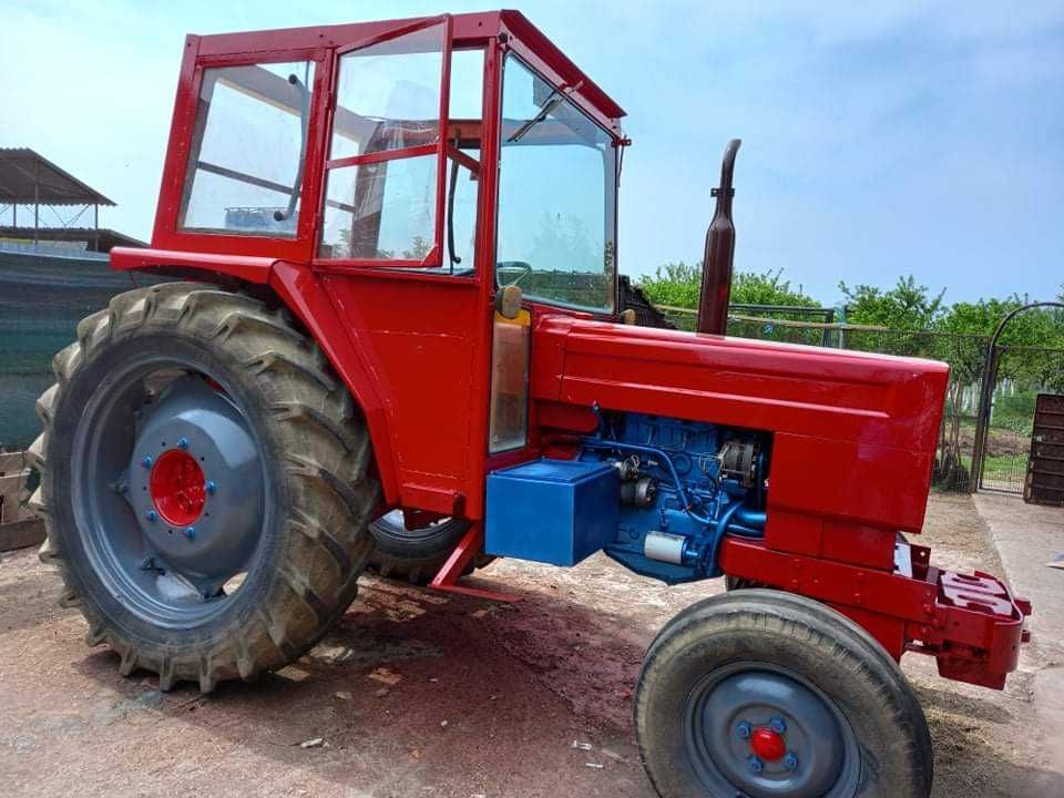 Tractor Renault 551