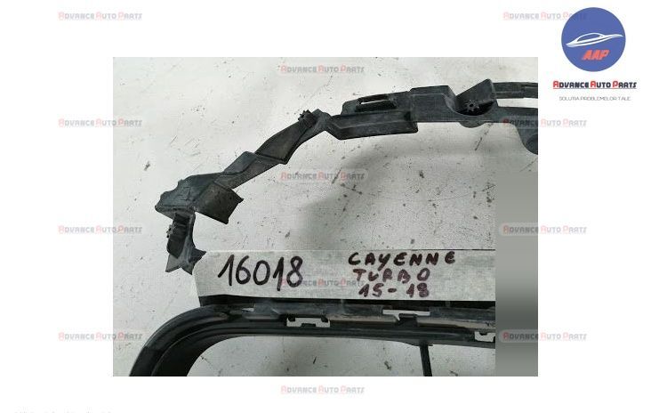 Порше Кайен / Porsche Cayenne Оригинална дясна решетка на предния фар