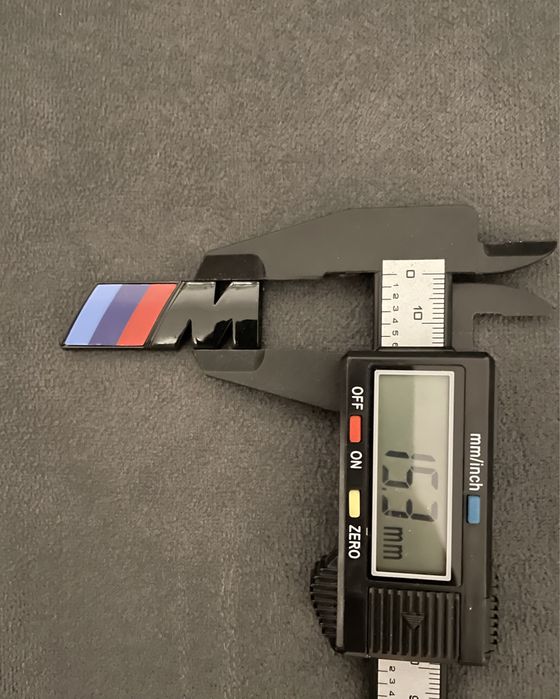 Emblema logo M aripa 5,5cmx2cm 4,5cmx1,5cm Bmw seria 3 5 6 7 X3 X5 X6