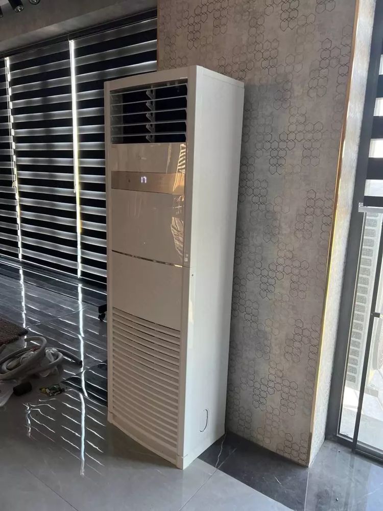Колонный кондиционер Midea 48,000 Btu работает от 220В / Инвертор