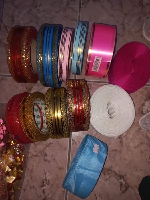 Продам остатки для упаковки подарков. Бумагу, ленты,цветы и т.д.