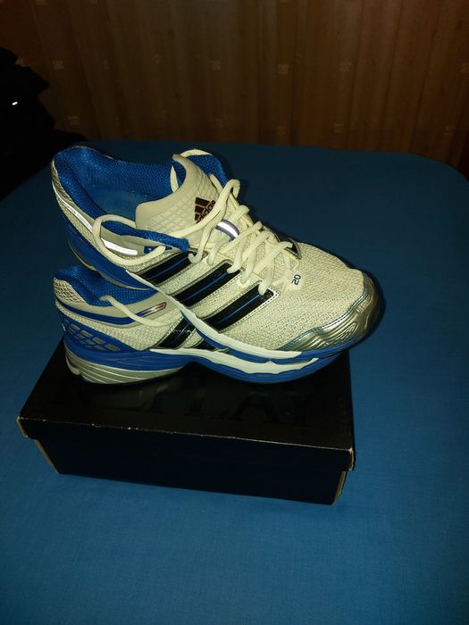 Vind adidasi originali foarte buni calitativ