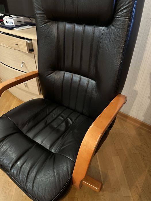 Кожаное кресло в хорошем состоянии