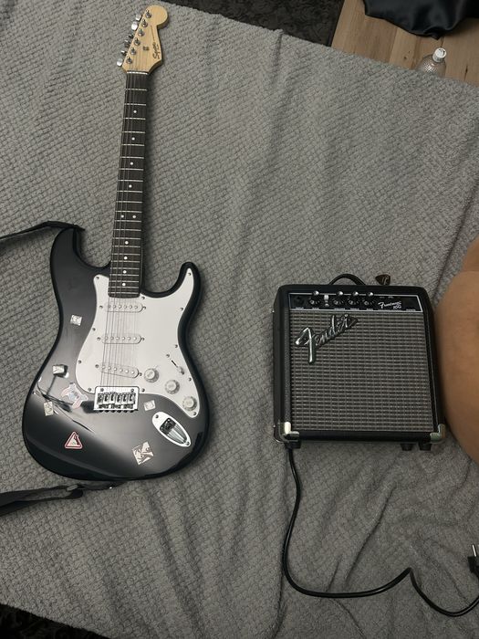 Продам электрогитару stratocaster с комбиком