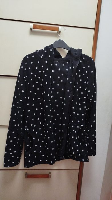 Vând bluză neagră cu buline albe