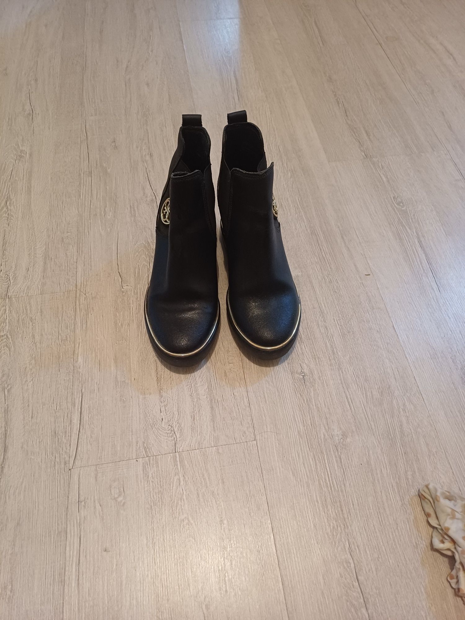 Женские осенние ботинки. БРЕНД  Guess