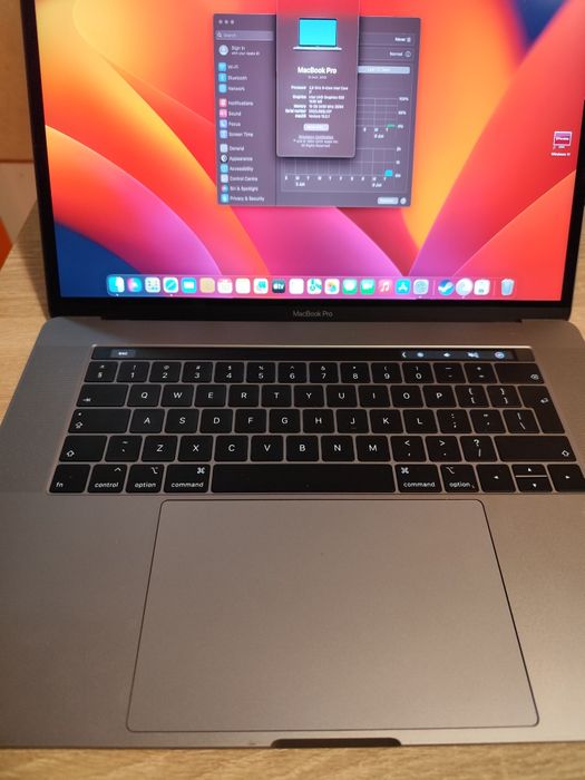 Macbook Pro 15(2019), 16 gRAm, 256 SSD.