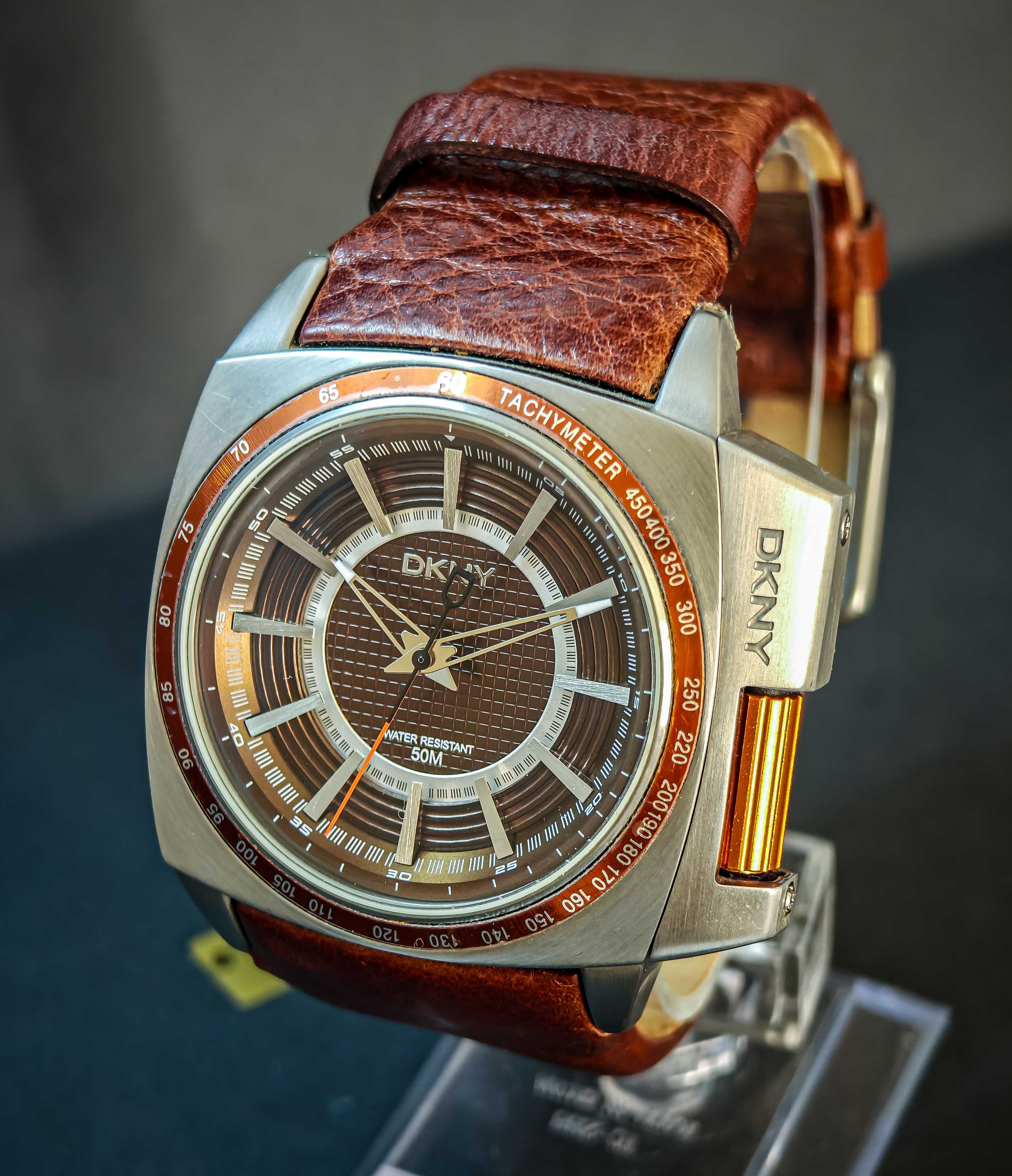 Продавам часовник DKNY