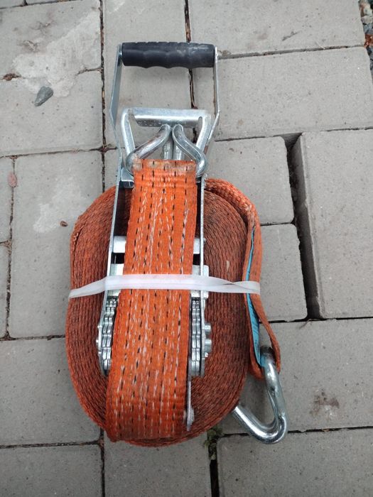 Vând chingi remorcă tir și proiectoare