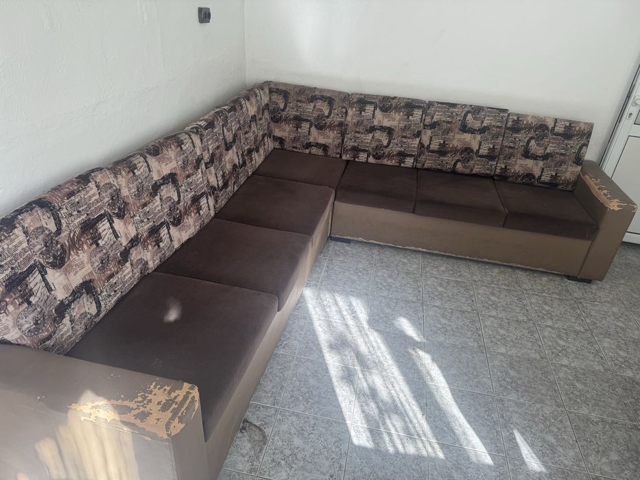 Ъглов диван със стъклена маса