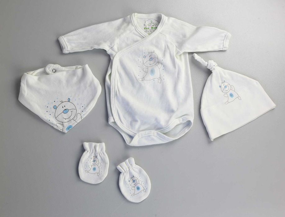 Лот от красиви бебешки дрешки от органичен памук на различни брандове.