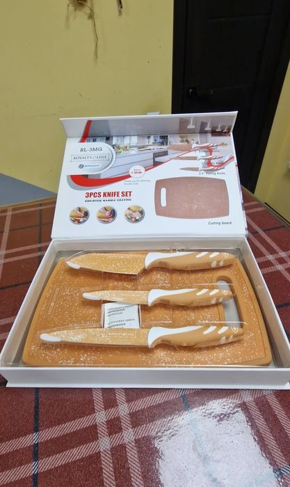 Набор кухонных ножей и доска.