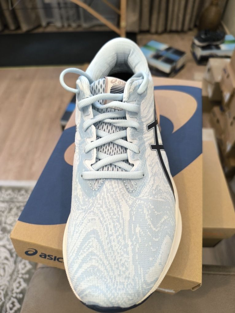 Asics дамски  спортни обувки НОВИAsics Novablast 3 , Номера -39.5, 40.