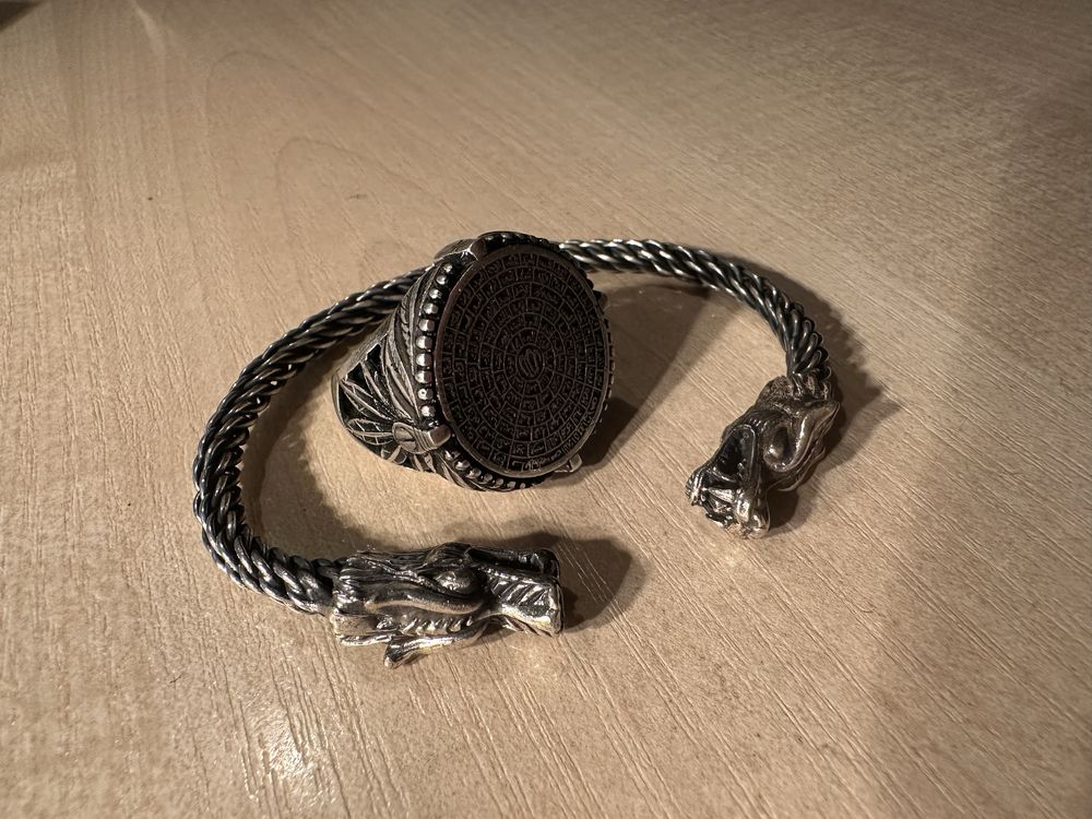 Продам НОВЫЙ серебрянный комплект перстень и браслет 925 пробы.