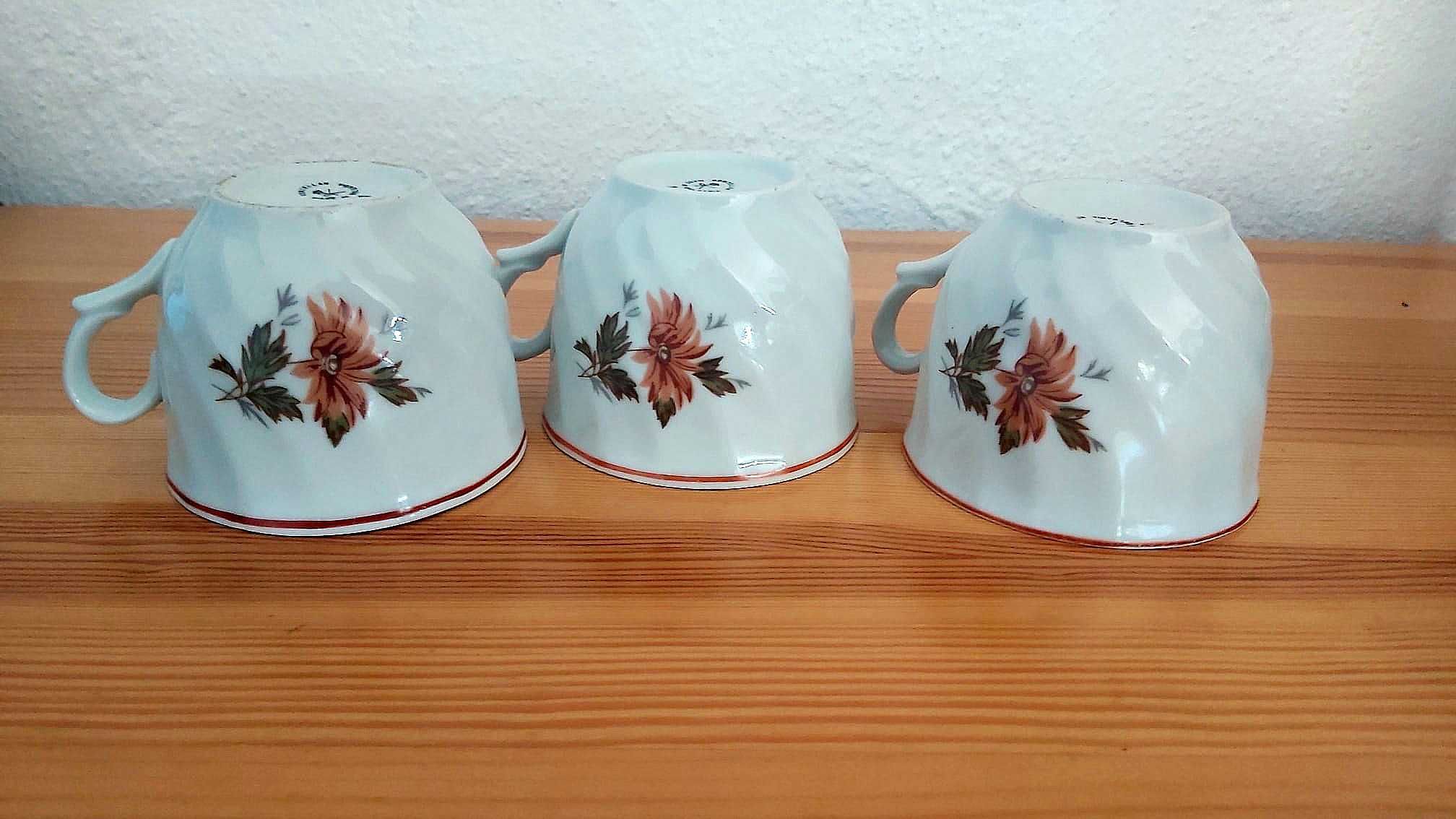 Рядки ретро порцеланови чаши за кафе, произведени в България