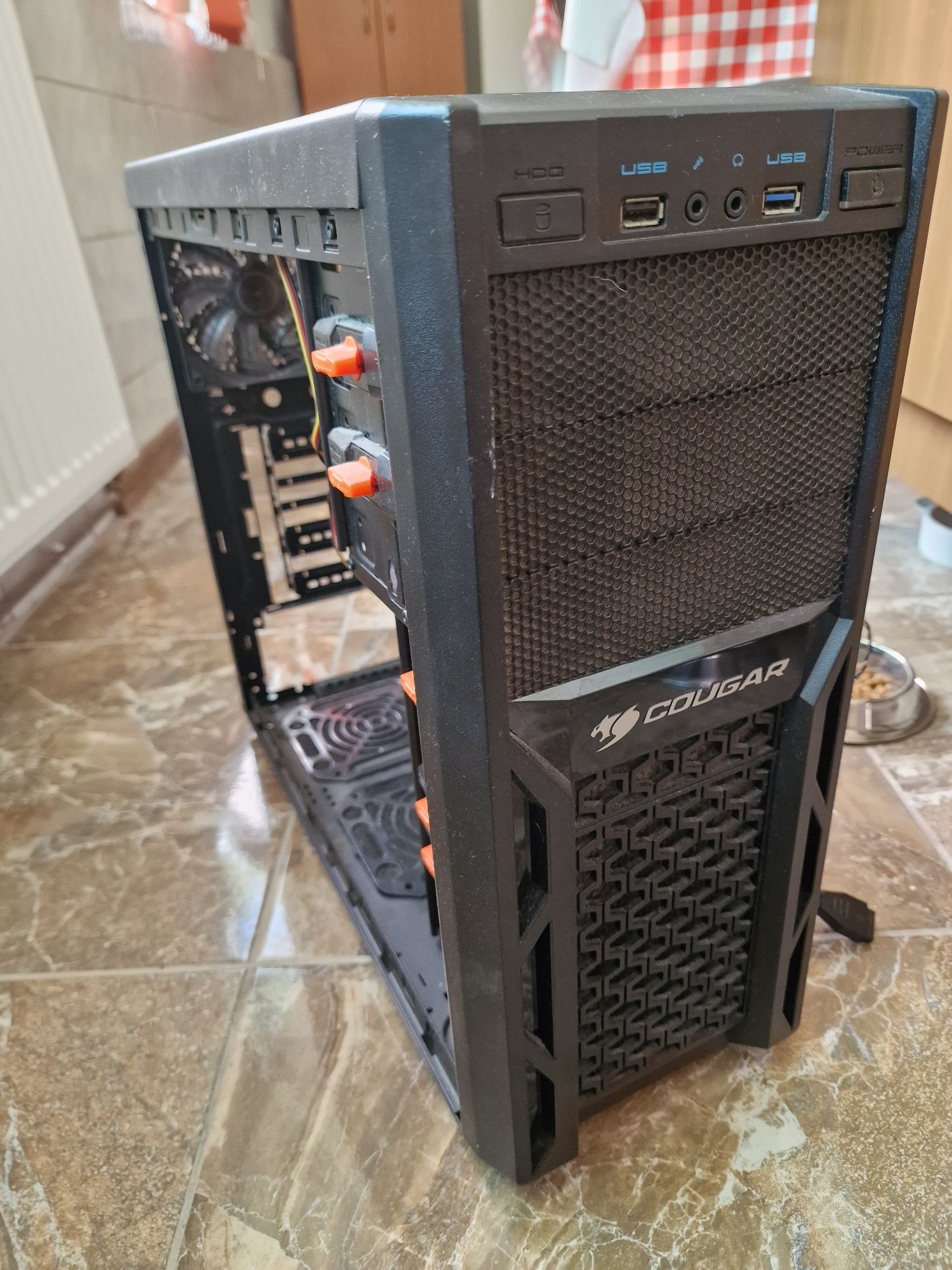 Carcasa PC Mid Tower Cougar