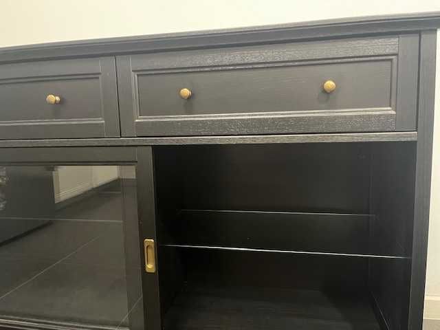 comoda neagra pentru un salon elegant