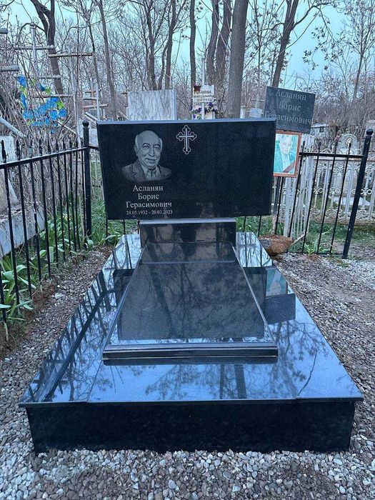 Памятники на кладбище