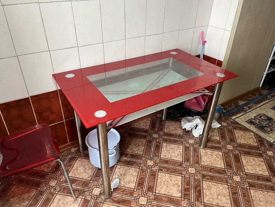 Стеклянный стол со стульями