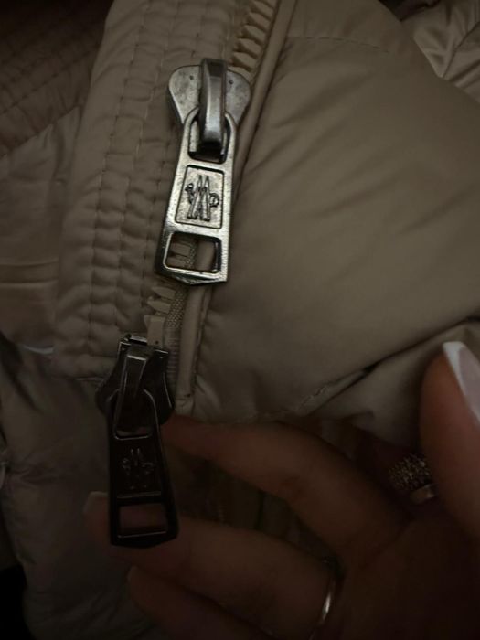 Moncler със естествен пух. Качулката се сваля