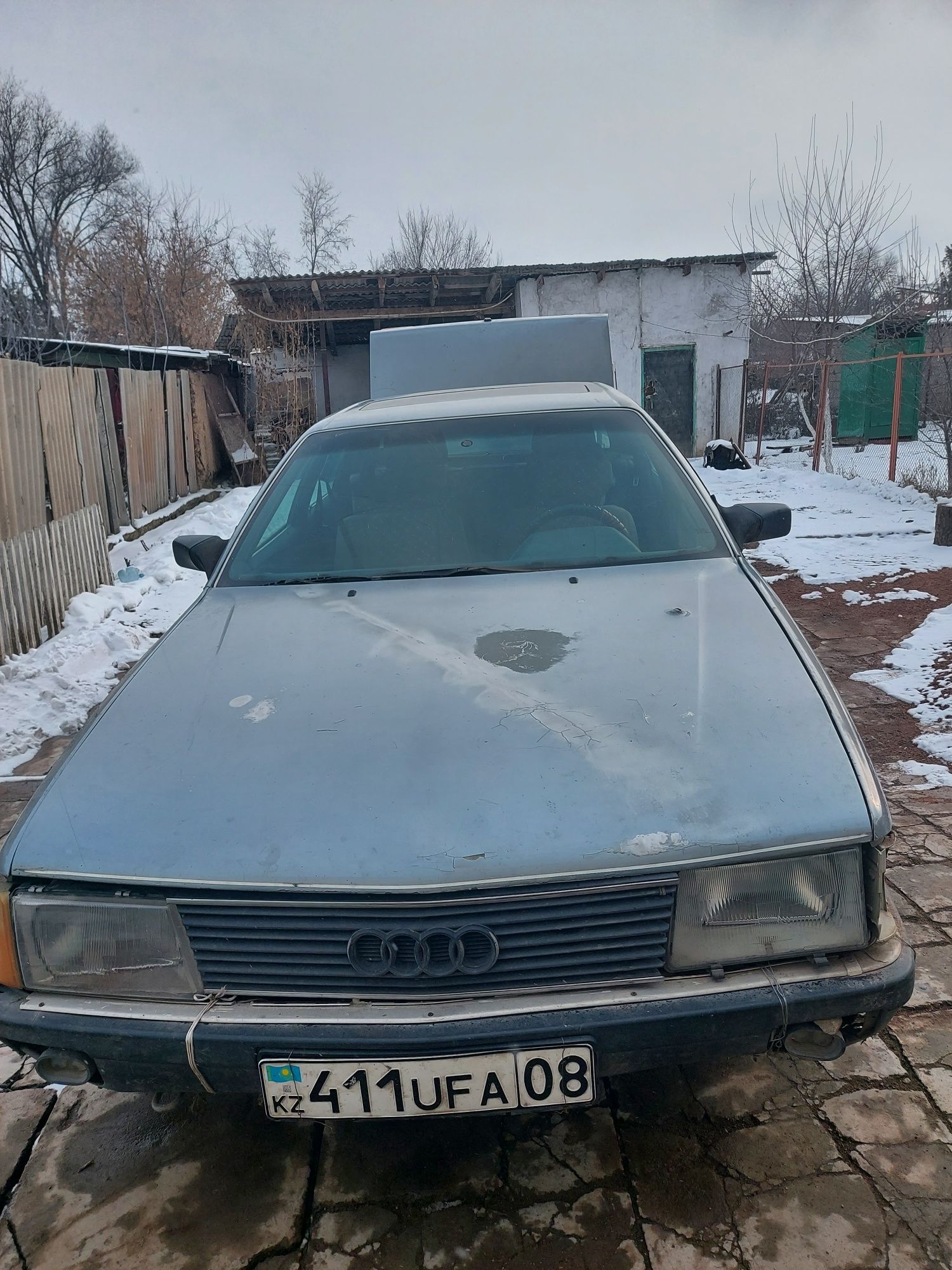 Срочно продается Audi 100 в среднем состоянии