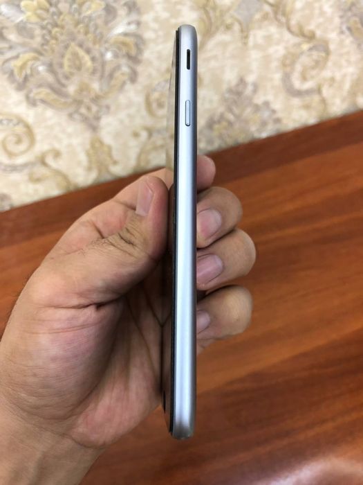 J7 karobkasi bilan .