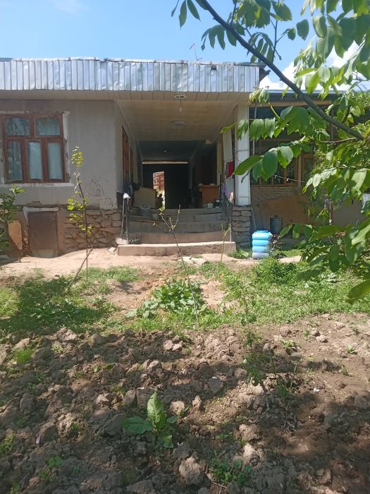 Бустонликда Уй сотилади тог ён багрида жойлашган ёки ерни ярми 110 000