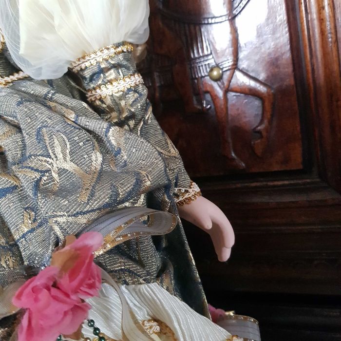 Голяма порцеланова кукла със стойка- 70см