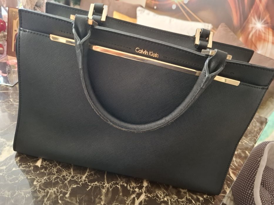 Продавам оригинална  дамски чанта Calvin Klein