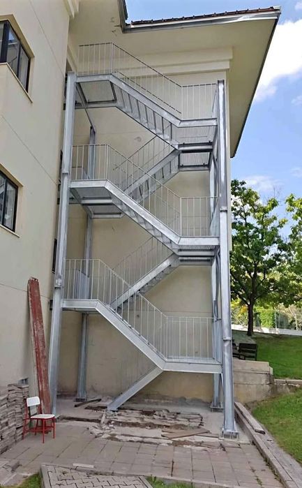 Facem scări de exterior ne deplasăm oriunde în țară
