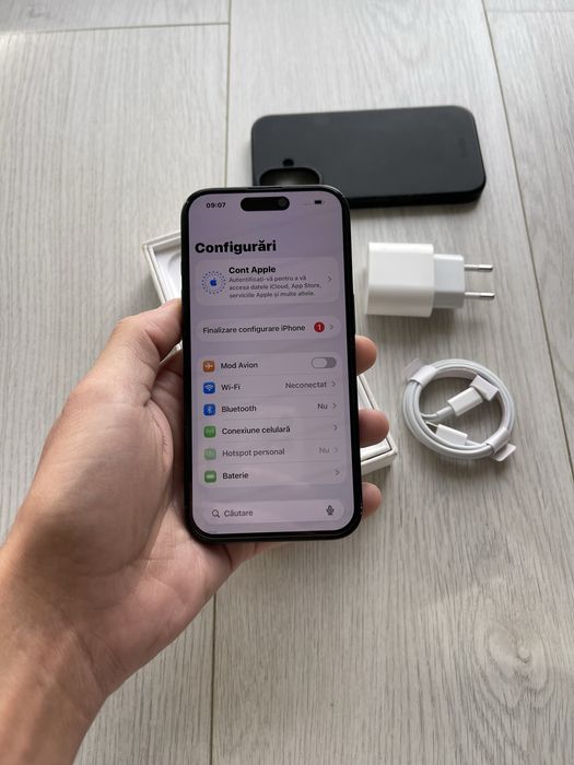 • Iphone 16 black  • BATERIE 93%  •