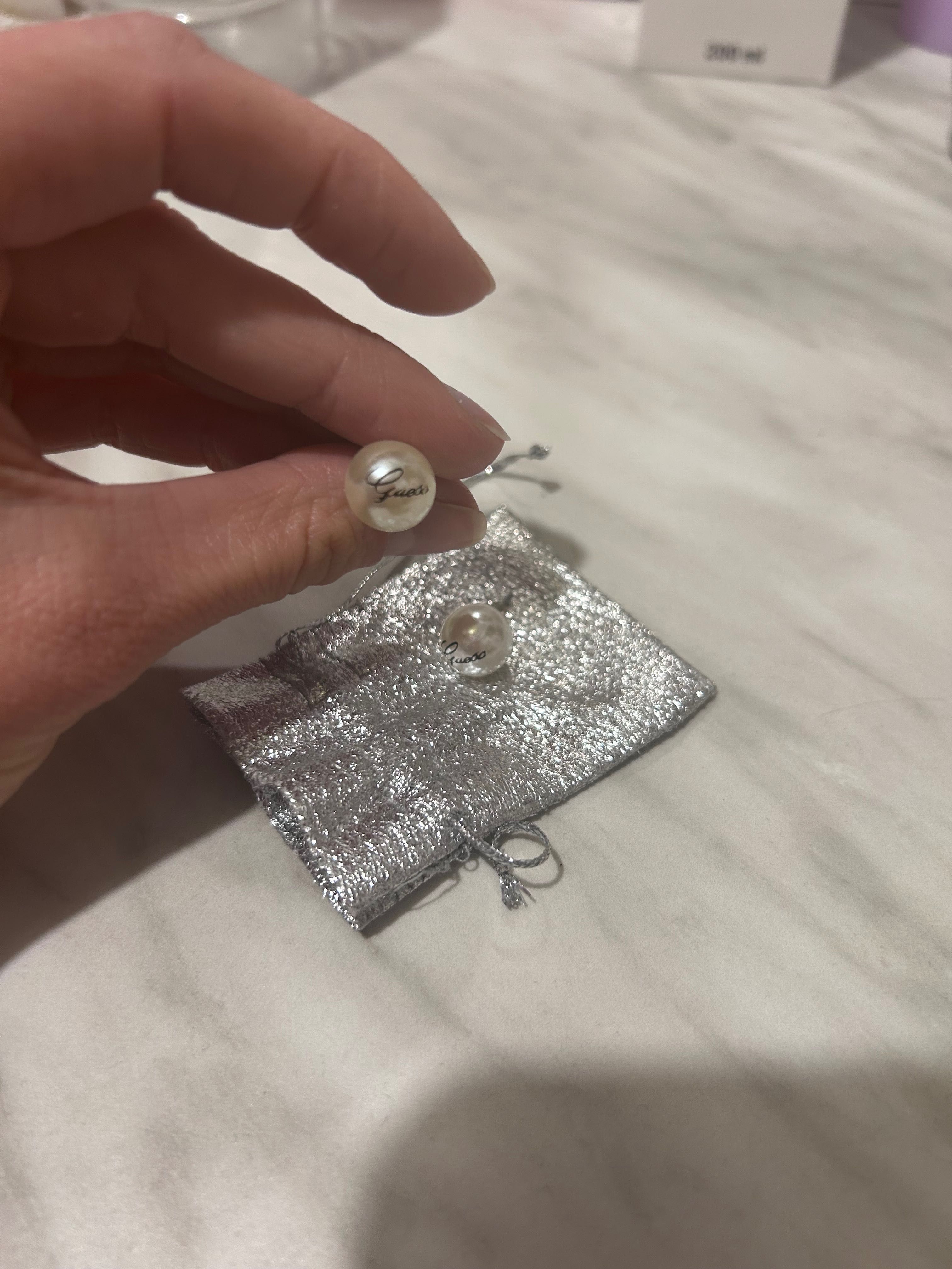 Перлени обеци Guess
