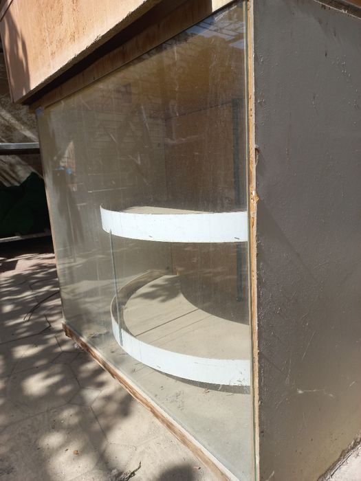 Продаётся стеклянное ветрина