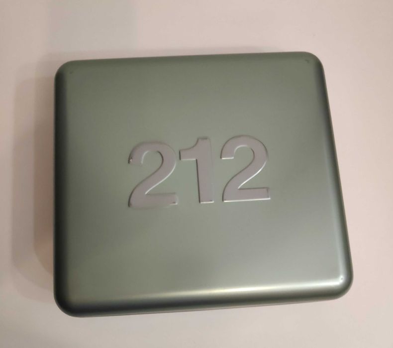 Vând cutie metalică (goală) 212