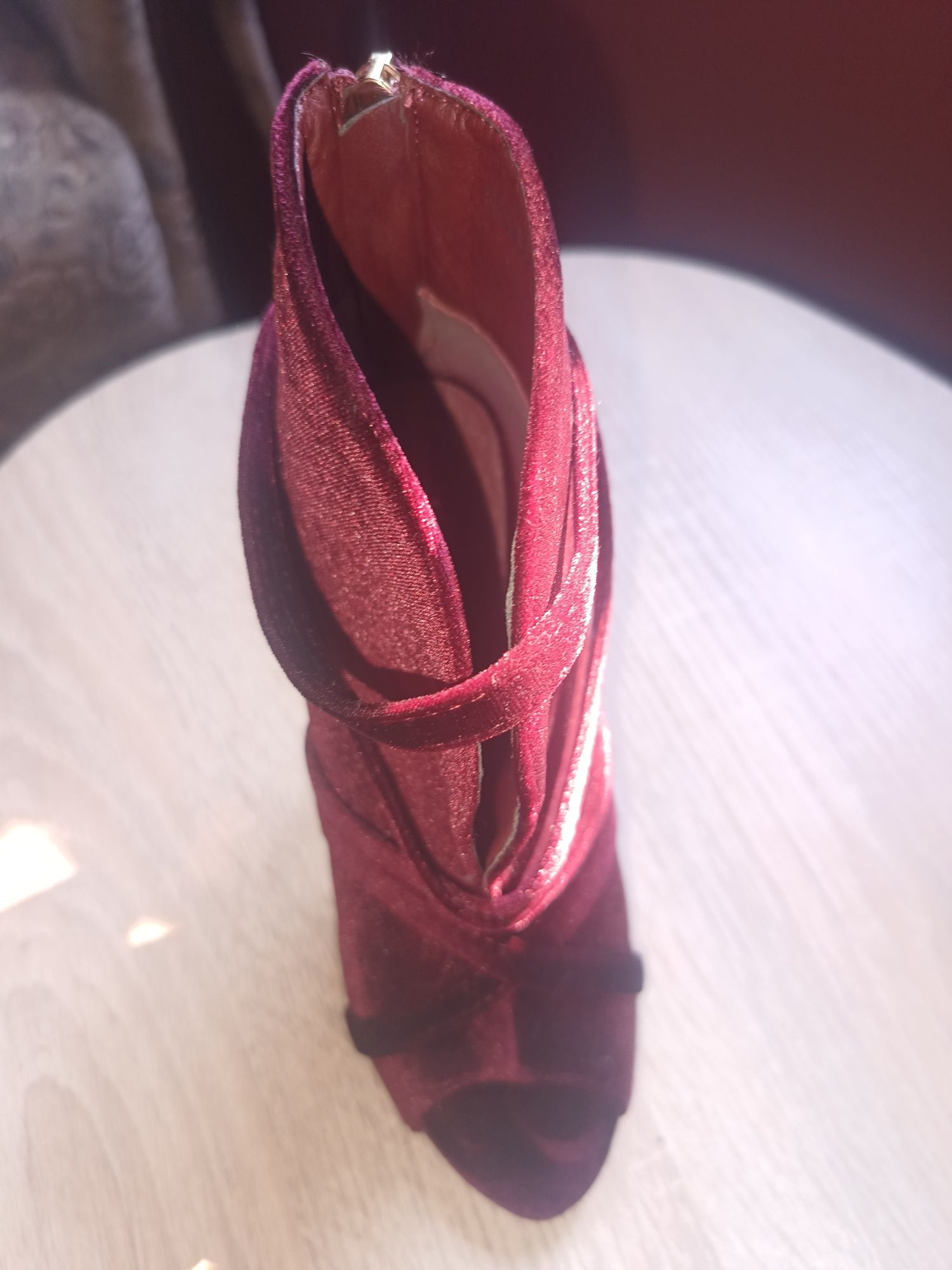 Botine decupate   cu toc