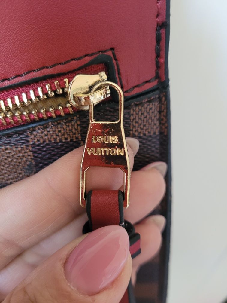 Чанта Louise Vuitton кафяво с червено неизползвана