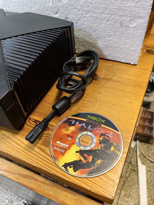 Конзола XBOX + 2 джойстика и една игра