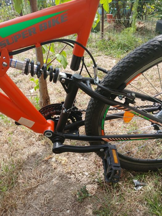 Bicicletă cu suspensie față și spate