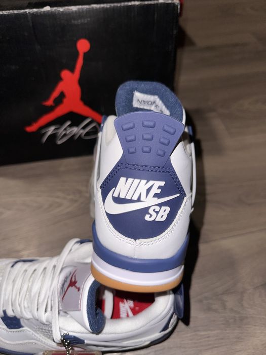 Jordan 4 Retro.