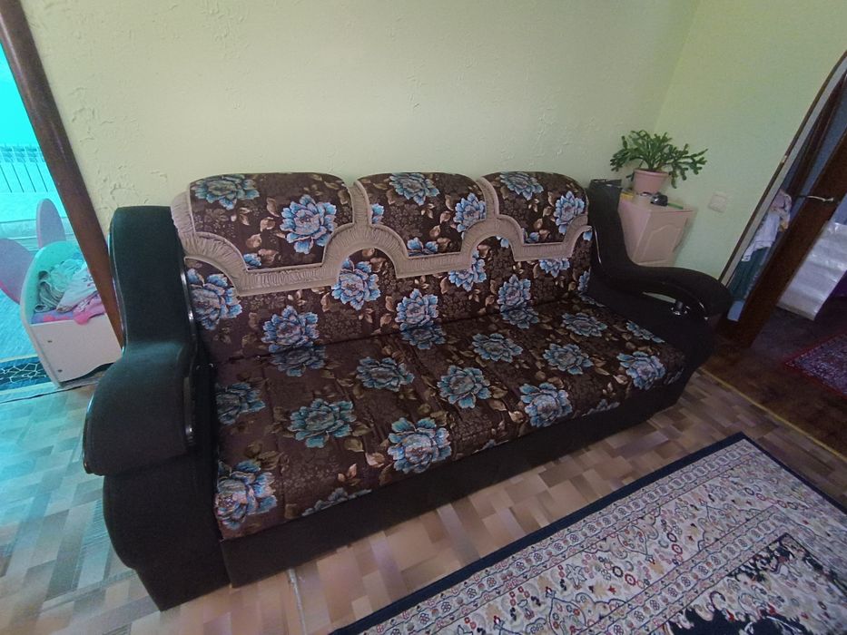 Продам тройку, диван и два кресла