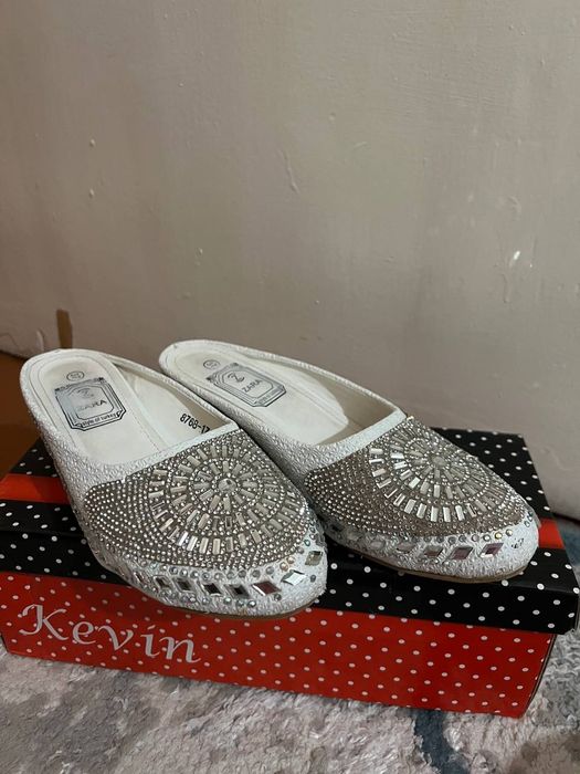 Келинлар учун койнак ва оёк кийм