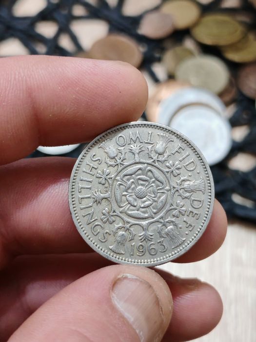 Продавам група от 8 броя стари монети с лика на Кралица Елизабет II. О