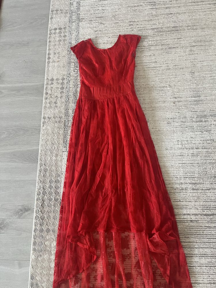 Красное вечерное платье
